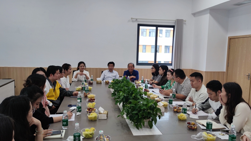 何處最添新師暖，同聚共說知心話